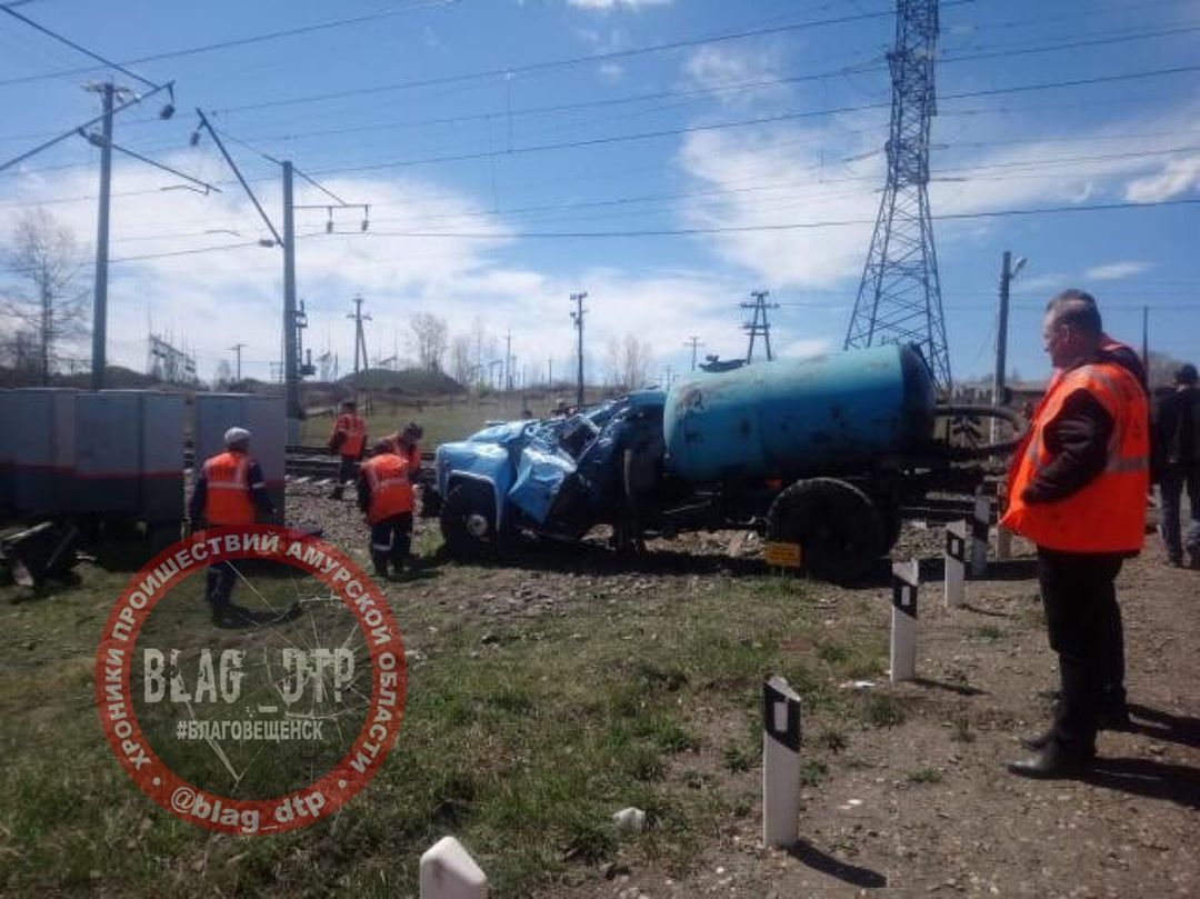 В амурском поселке Ерофей Павлович поезд смял автоцистерну на ж/д переезде