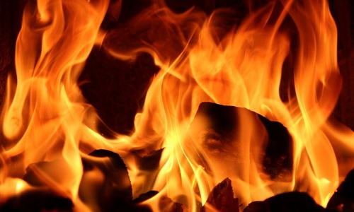 жительница благовещенска получила ожоги в результате пожара в многоэтажке