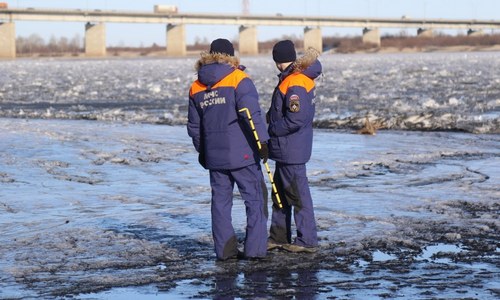 мчс напоминает: с потеплением лед на амурских реках и озерах становится тоньше и опаснее
