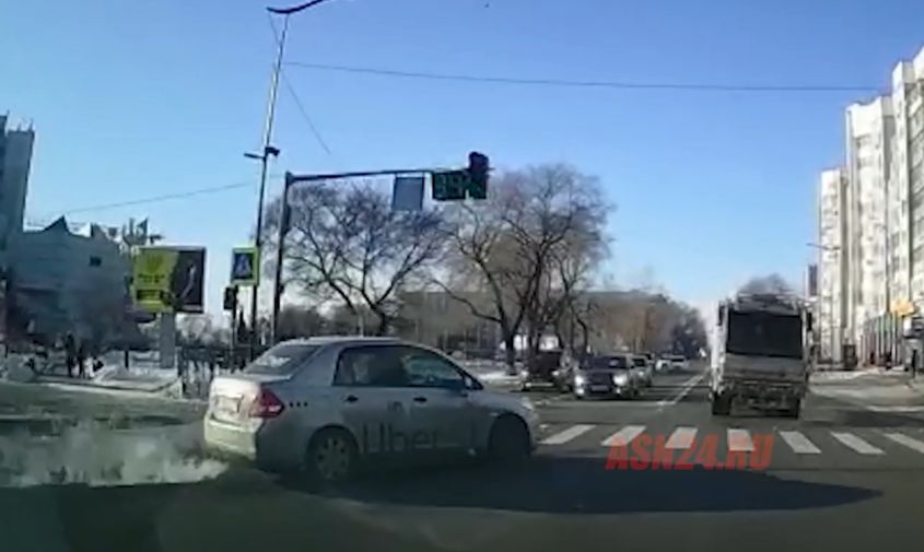 благовещенец снял на видео водителя такси, проехавшего перекресток на красный свет
