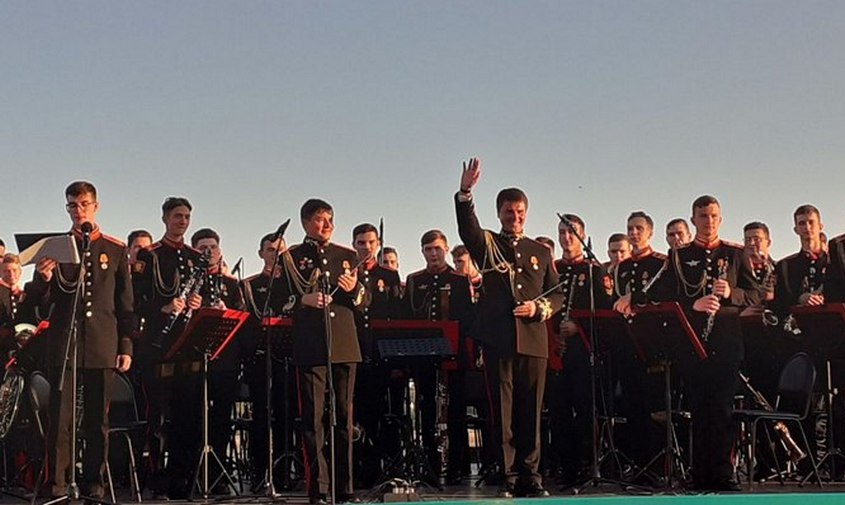 это «виват, амур!»: на набережной амура в благовещенске выступили лучшие военные оркестры страны