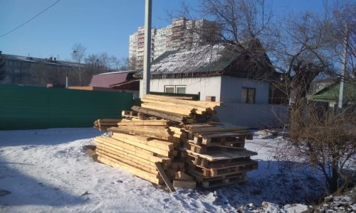 жителей частного сектора благовещенска предупредили о штрафах за хранение дров на участках
