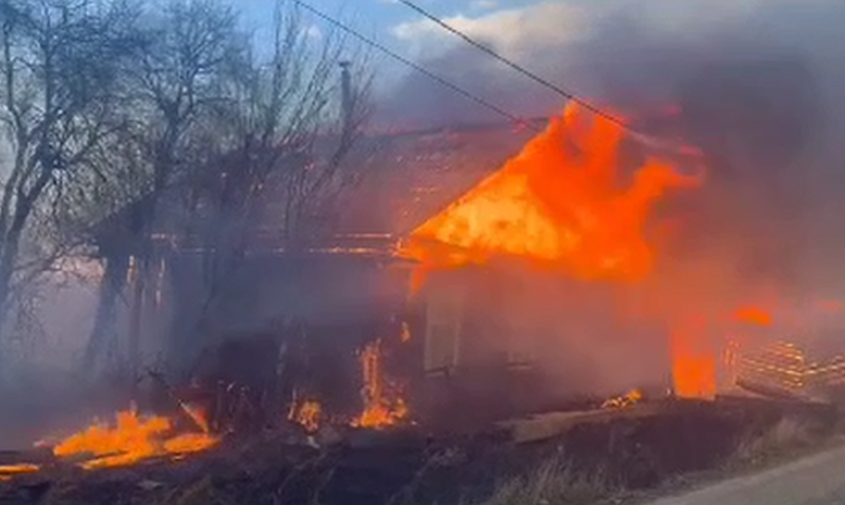 «ужас какой-то! вся улица сгорела!»: в амурском селе невер полыхали дома