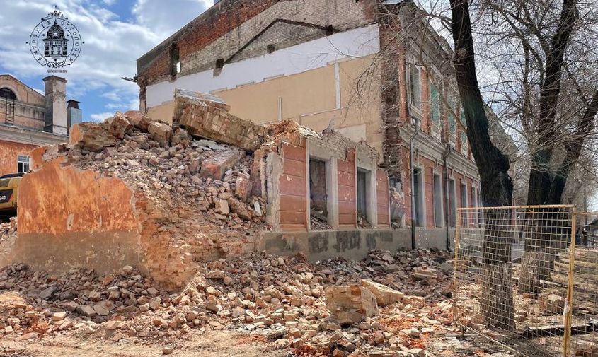 «Что останется?»: жителей Благовещенска удивил снос части здания АОДНТ ...