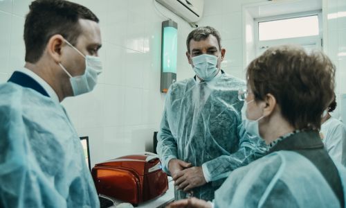 амурский губернатор побывал в лабораторном центре, где проверяют на коронавирус
