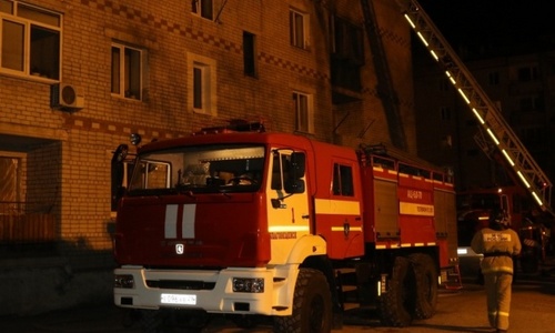 в белогорске пожарные эвакуировали из горящего дома 14 человек: подозревают поджог