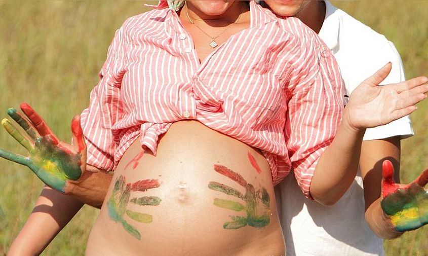 «будущие мамы, хвастайте телами»: в благовещенске бесплатно разрисуют животы беременным женщинам
