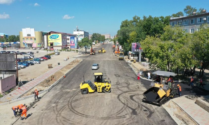 на улице мухина в благовещенске начали готовить основание под асфальт
