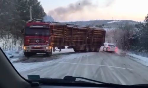 лесовоз перекрыл дорогу через москвитинский перевал

