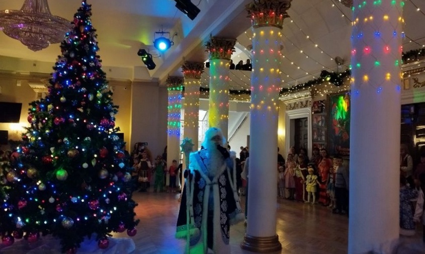 новый год близко: благовещенцы почти раскупили билеты на детские новогодние представления