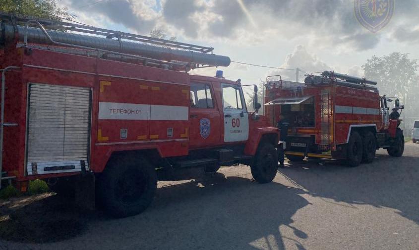 в благовещенске на частном подворье огонь уничтожил крыши бани и гаража