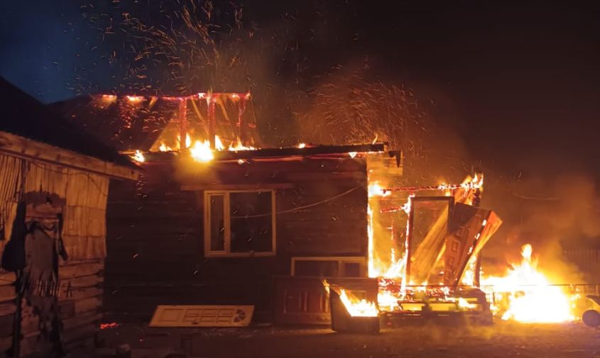 в приамурье сгорел и обрушился дом многодетной семьи из девяти человек