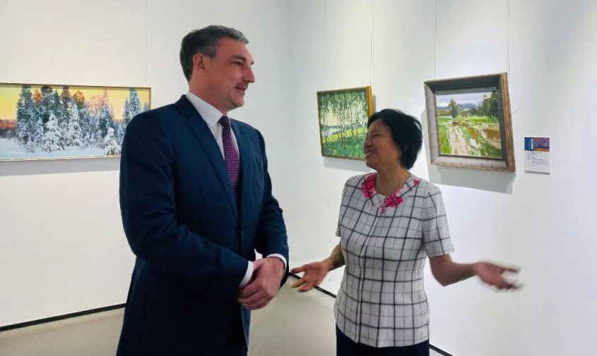 «очень впечатлен!»: василий орлов посетил в харбине выставку русских художников и обсудил международные детские обмены
