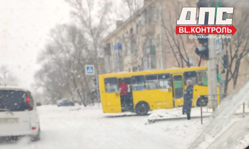 пассажирский автобус вылетел на тротуар в райчихинске