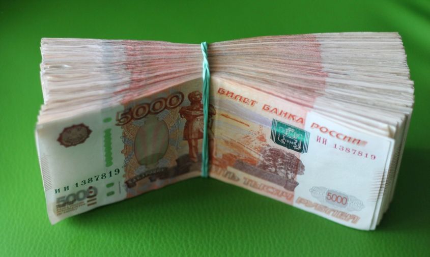 в москве три пенсионерки выбросили с балкона миллион рублей
