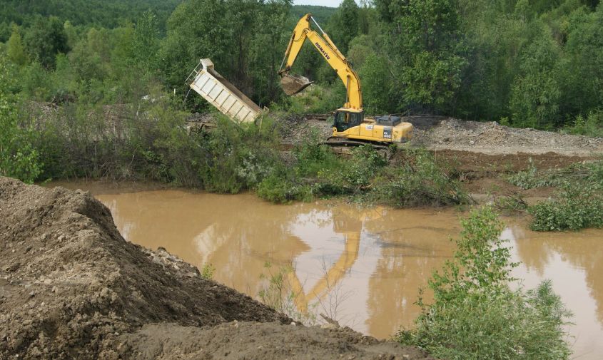 золотодобытчик заплатит 10 миллионов рублей за загрязнение реки малый ульдегит
