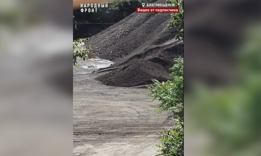 В Благовещенске рядом с жилыми домами снова устроили свалку старой асфальтовой крошки