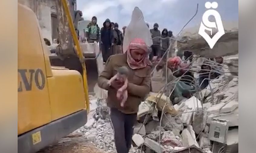 в сирии после землетрясения спасли из-под завалов новорожденного ребенка