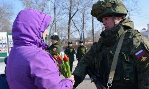 в белогорске «вежливые люди» дарили женщинам цветы в преддверии 8 марта
