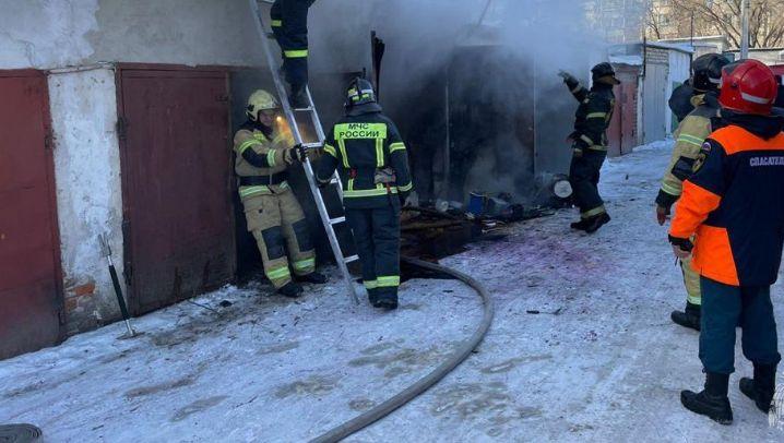 в прогрессе огонь уничтожил пять автомобилей, стоявших в гаражном боксе