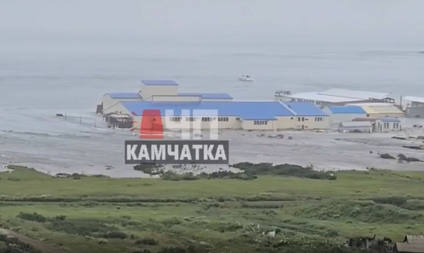 На Камчатке объявлена угроза цунами, произошло сильное землетрясение