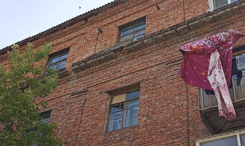 прокурор белогорска потребовал от администрации города обследовать разваливающийся дом на улице южной
