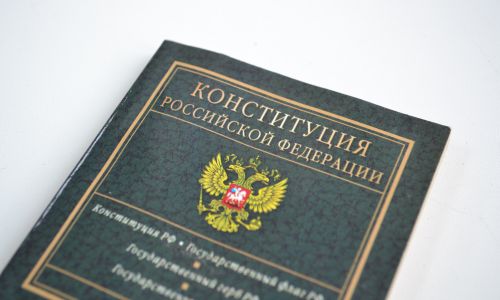 кремль исключил новые поправки в конституцию из-за пандемии covid-19