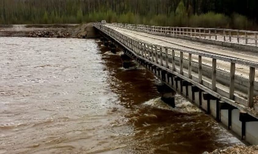 поврежденный в селемджинском районе мост хотят частично компенсировать троллейной переправой

