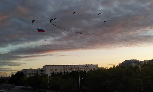 в небе над благовещенском пролетели парапланеристы с флагом россии и георгиевской лентой
