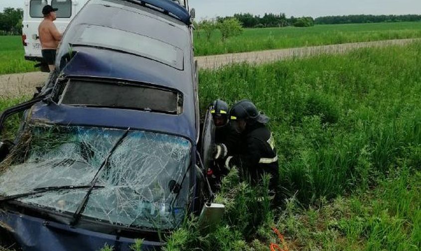 на трассе в приамурье разбился автомобиль: женщине-водителю потребовалась помощь спасателей