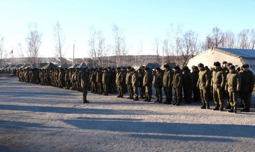 добровольцы и военнослужащие из амурской области отправились к местам дополнительной подготовки
