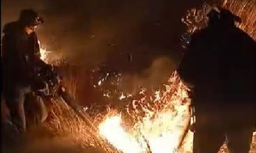 «сотворить пожар — много ума не надо»: амурские пожарные по ночам «отбивают» села у огня