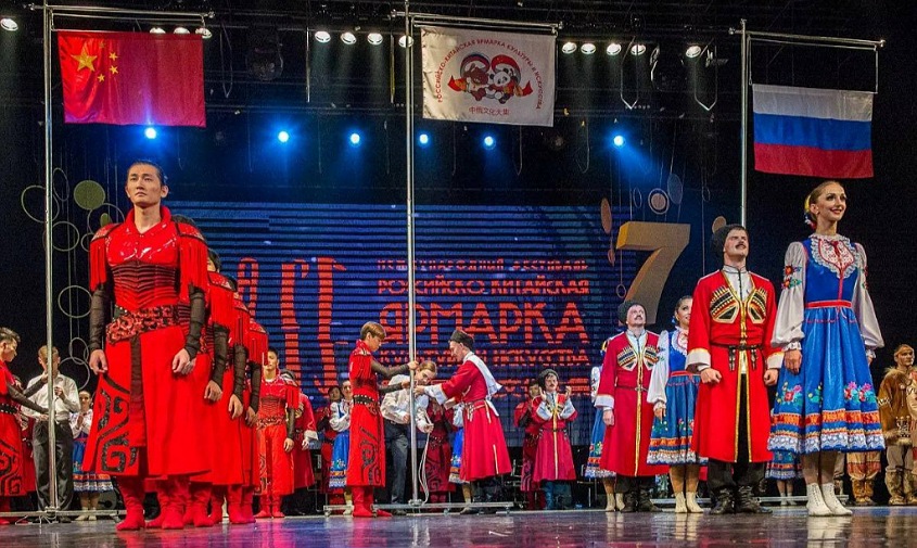 Сувениры, театр и танцы: в Хэйхэ открылась XV российско-китайская ярмарка культуры и искусства