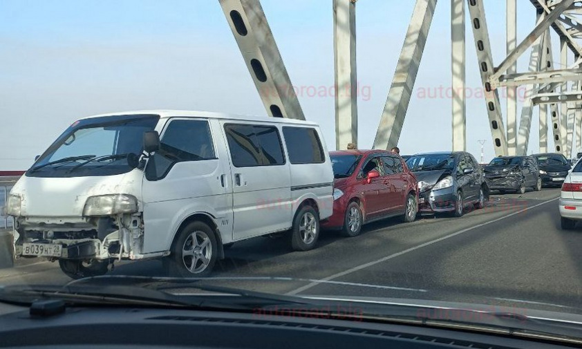 два дтп с участием семи машин почти парализовали движение на зейском мосту в благовещенске