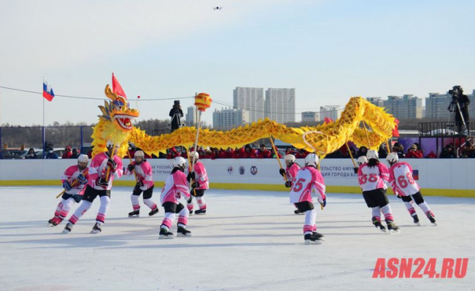 обнимашки медведей и «сухая» победа: на льду амура состоялись российско-китайские зимние игры