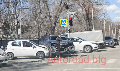 В Благовещенске автомобилистка, ехавшая на красный свет, устроила тройное ДТП и сбила пешехода