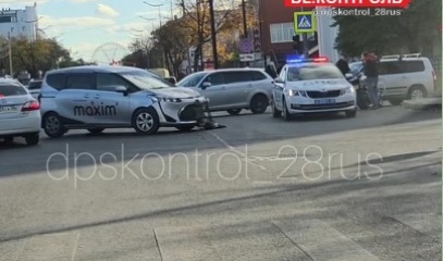 В Благовещенске водитель иномарки сбил мотоциклиста — пострадавшего доставили в больницу (ФОТО)