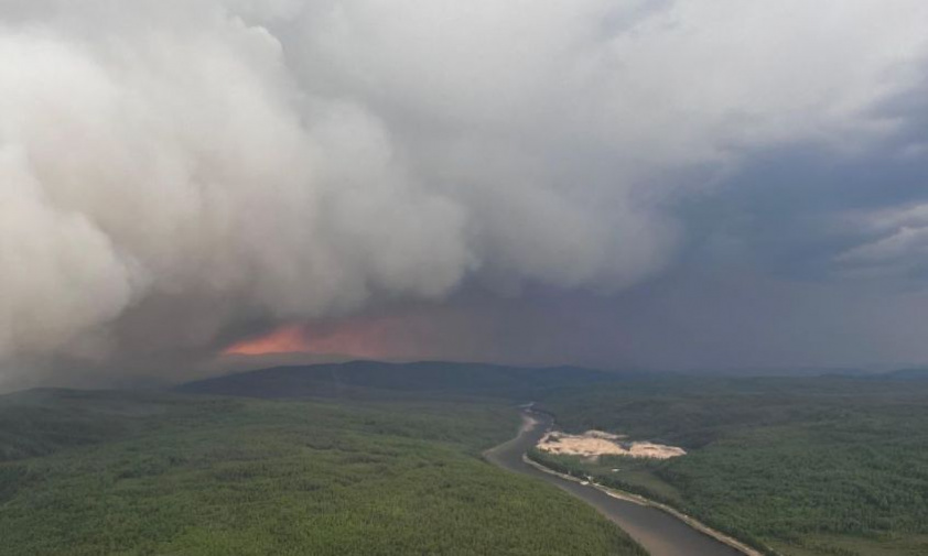 тяжелая ситуация в тындинском и зейском округе: пожары на севере приамурья тушат более 500 человек