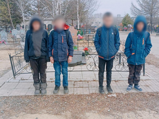 двух из четырех мальчиков, разрушивших кладбище в завитинске, отправят в коррекционную школу