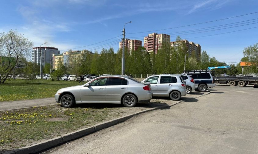 штраф до 5 тысяч рублей: в благовещенске начали наказывать водителей, которые паркуются на газонах
