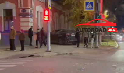 В Благовещенске автомобиль после столкновения врезался в стену столетнего здания (ФОТО)