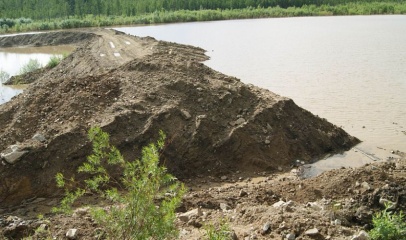 Изменили русло насыпными дамбами: золотодобытчик самовольно хозяйничал на северной амурской реке