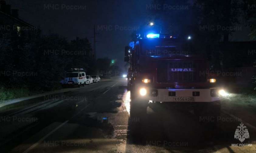 в благовещенске пожарные тушили возгорание в двухэтажном доме