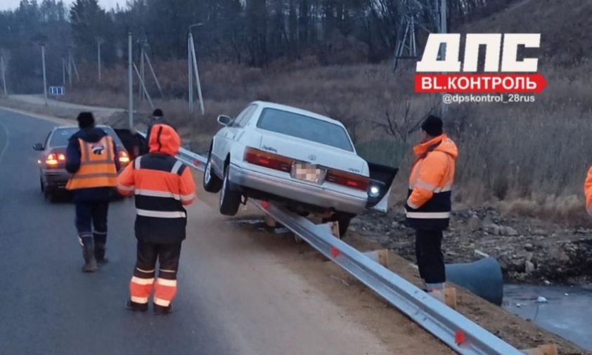 иномарка «взлетела» на леерное ограждение на трассе благовещенск — свободный