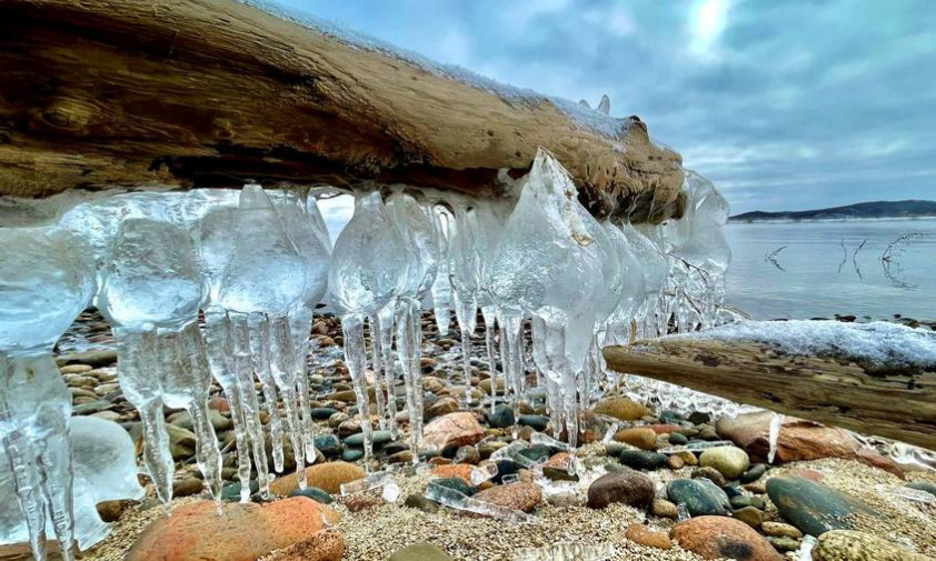 Россыпь тысяч бриллиантов: ледяная сказка окутала Бурейское водохранилище