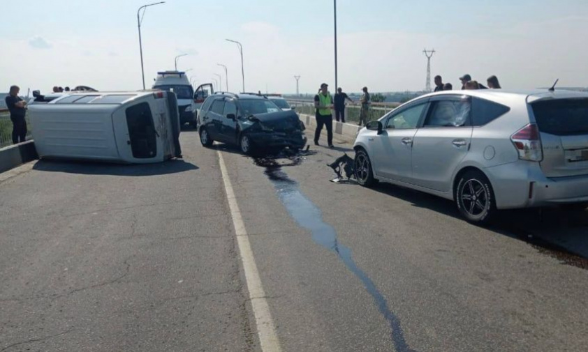 движение на старом мосту через зею заблокировано: под благовещенском произошло тройное дтп