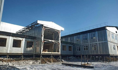 в будущей школе в поселке экимчан начали монтировать крышу
