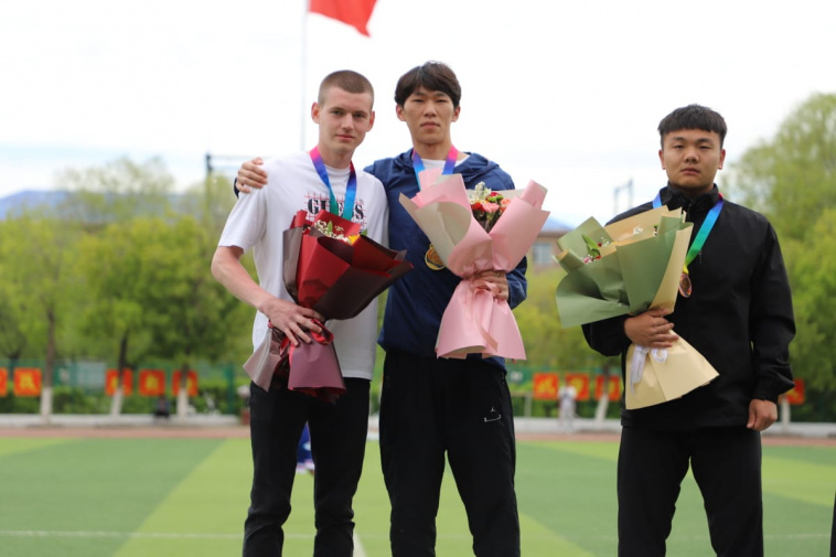 команда легкоатлетов амгу привезла комплект медалей с соревнований в китае