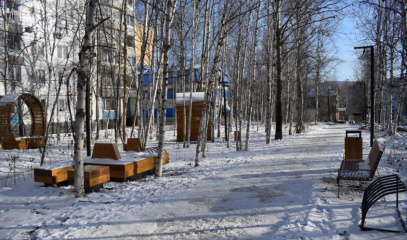 В Тынде на недавно благоустроенной территории вандалы сломали деревянные конструкции 