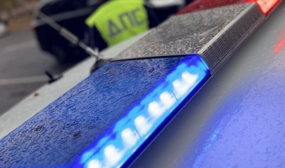 В Приамурье 17-летняя девушка на иномарке врезалась в дерево: пострадали ее пассажиры 12 и 14 лет